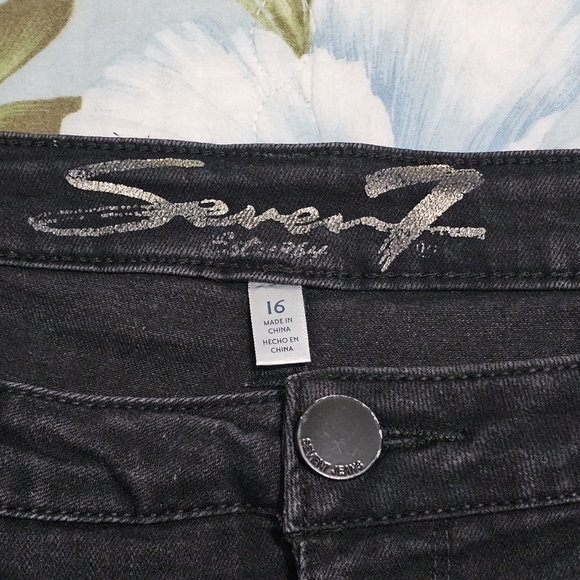 ๐ข 3 for $30 ๐ข SEVEN7 SUNSET BERMUDA SHORTS - Picture 6 of 8